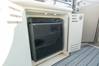 THE AMBER LEIGH 37 Cockpit refrigerator