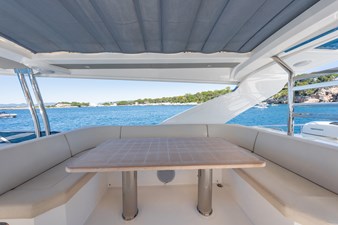PIRVELI 30 Flybridge seating