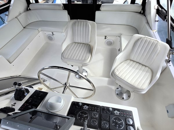 027_Flybridge Cruising Settees and Helm Chairs