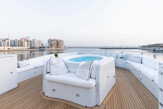 DXB 13 Sundeck jacuzzi