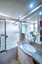 Southerner  64 64-Master Stateroom Head