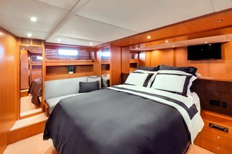 M/Y Who CARES 27 