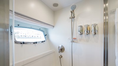 SEASEID 31 Bow VIP shower