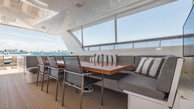SEASEID 63 Flybridge dining