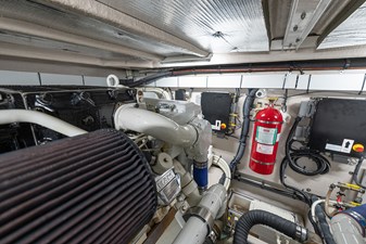 UPSIDE 52 Engine room