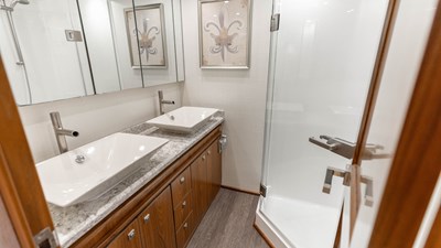 CE 27 2016 Viking 80 Convertible 