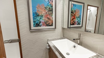 CE 33 2016 Viking 80 Convertible 