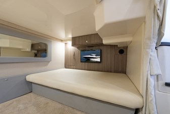 ENDLESS SUMMER 35 Entertainment center in the mid-cabin
