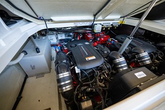 ENDLESS SUMMER 40 Engine compartment