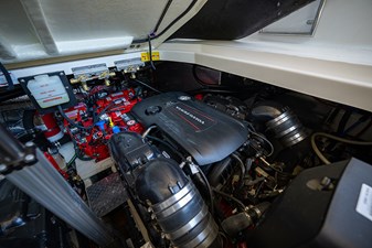 ENDLESS SUMMER 41 Engine compartment