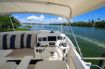 RUFOUS 24 Flybridge helm