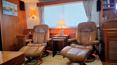 MANDEVILLA 4 Salon looking to port