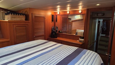 MANDEVILLA 12 Owner stateroom looking aft