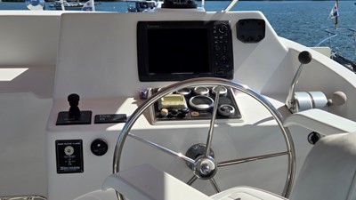 MANDEVILLA 20 Flybridge helm