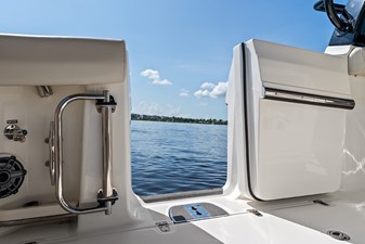 UNPLUGGED 15 Port side dive/boarding door