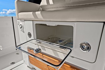 UNPLUGGED 20 Insulated built-in cooler/storage under second row seating