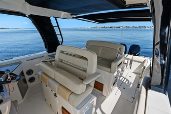 UNPLUGGED 24 Helm deck