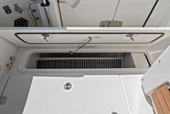UNPLUGGED 49 Port cockpit sole built-in storage