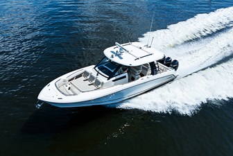 UNPLUGGED 60 2023 Boston Whaler 350 Realm underway