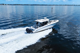 UNPLUGGED 61 2023 Boston Whaler 350 Realm underway