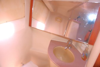 THUMPER 28 Guest Head Vanity