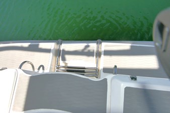 THUMPER 66 Transom Swim Steps