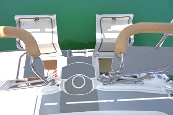 THUMPER 68 Transom storage