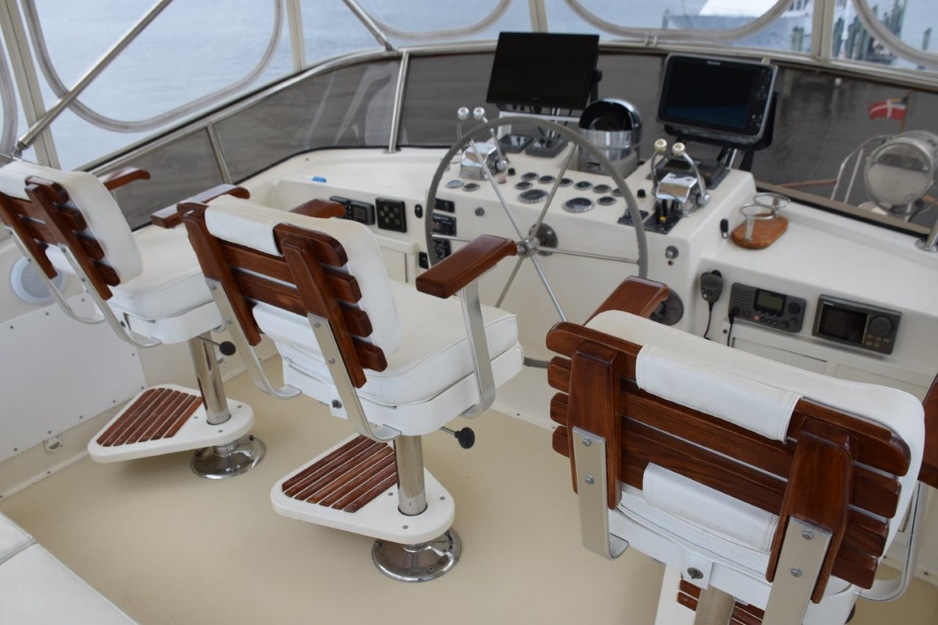 Flybridge helm station