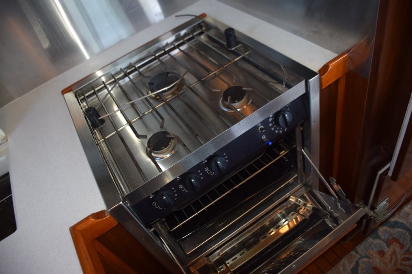 Force 10 gas range has a full oved
