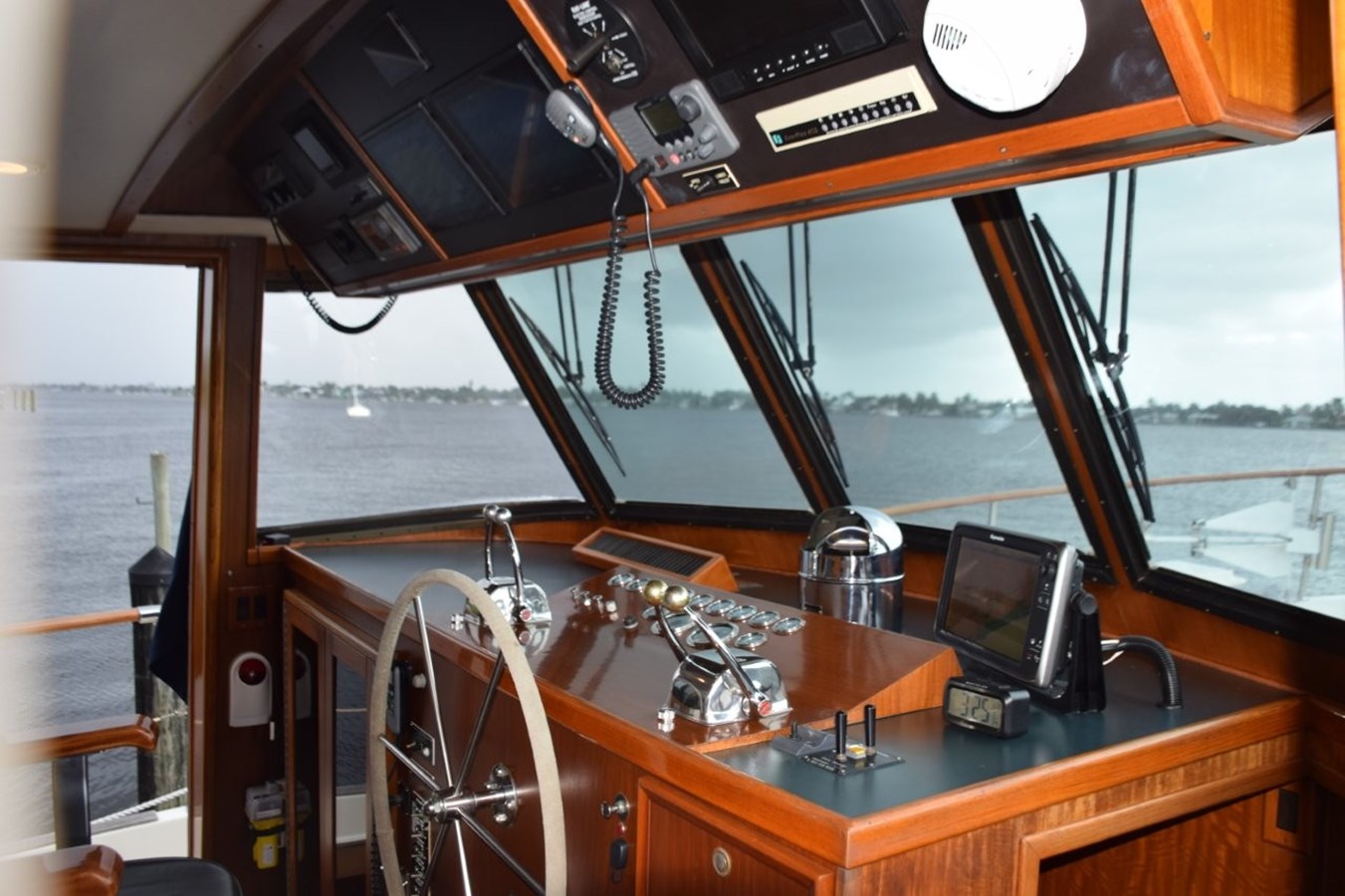 Note Key Power Hydraulic bow and stern thruster levers