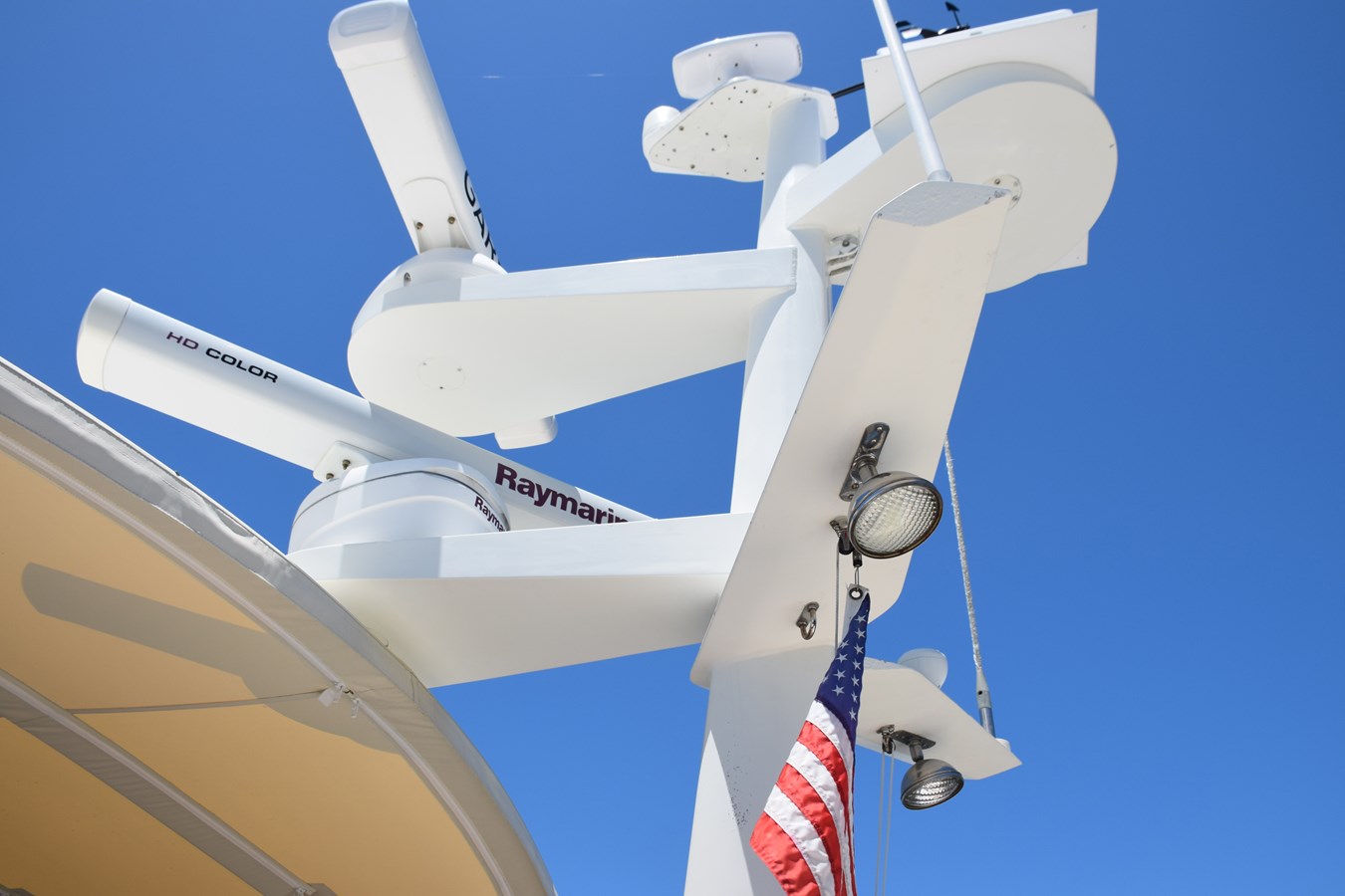 Radar signal mast with dual arrays and Starlink antenna