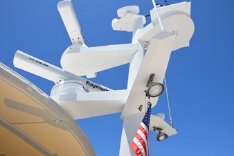 Radar signal mast with dual arrays and Starlink antenna