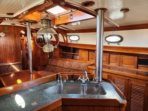 HEURE BLEUE 18 Galley forward