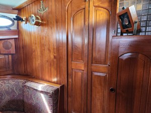 HEURE BLEUE 25 Entrance to V berth cabin