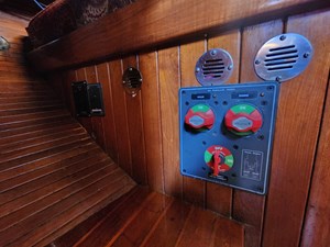 HEURE BLEUE 37 Battery switches