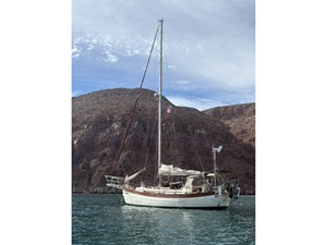 HEURE BLEUE 58 At anchor