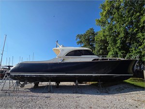 51' Mochi 2005 Dolphin 0 