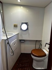 GALLEN 26 Crew Bathroom 