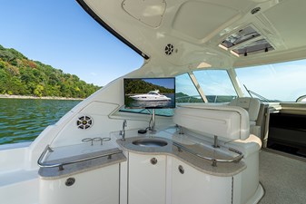 Cockpit wet bar