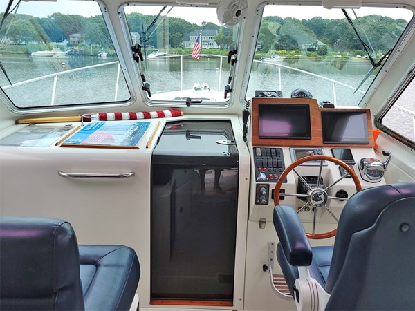 2010 BackCove 33, Lenora Marie, Helm and Companionway