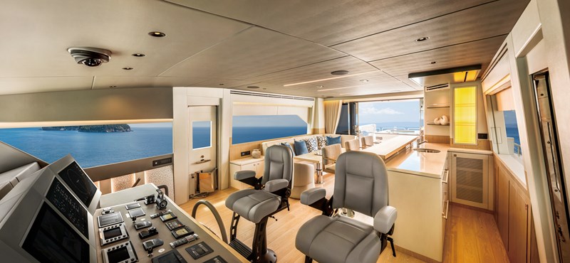 Horizon FD80 Hull 19 enclosed Skylounge. 
