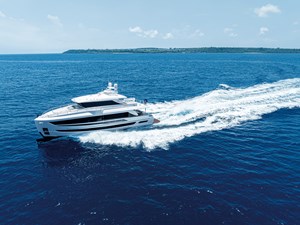 Horizon FD80 Hull 19, crusing across the open water. 