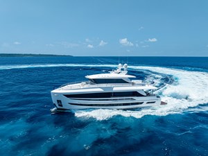 Horizon FD80 Hull 19 making a quick turn. 