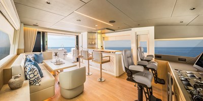 Horizon FD80 Hull 19 enclosed Skylounge with full bar. 