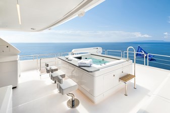Horizon FD80 Hull 19 boat deck with hot tub and bar stools. 