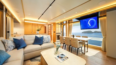 Horizon FD80 Hull 19 salon with blue decor pillows.