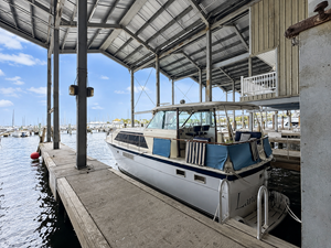 LANAI 2 Lanai — aft port-quarter exterior view in New Orleans marina
