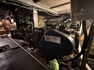 LANAI 15 Lanai Detroit Diesel 6-71 engine and machinery access