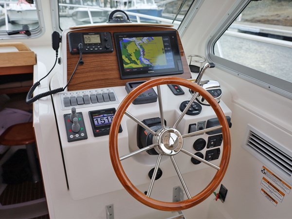 REVERIE, 2016 Back Cove 30, Helm