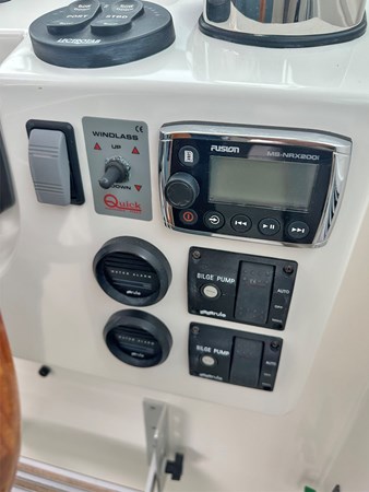 REVERIE, 2016 Back Cove 30, Helm Details